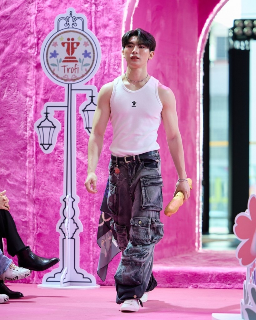 8. ศิลปินหลากหลายค่ายร่วมเดินแบบ “Siam Center x TROFI Flowe_0