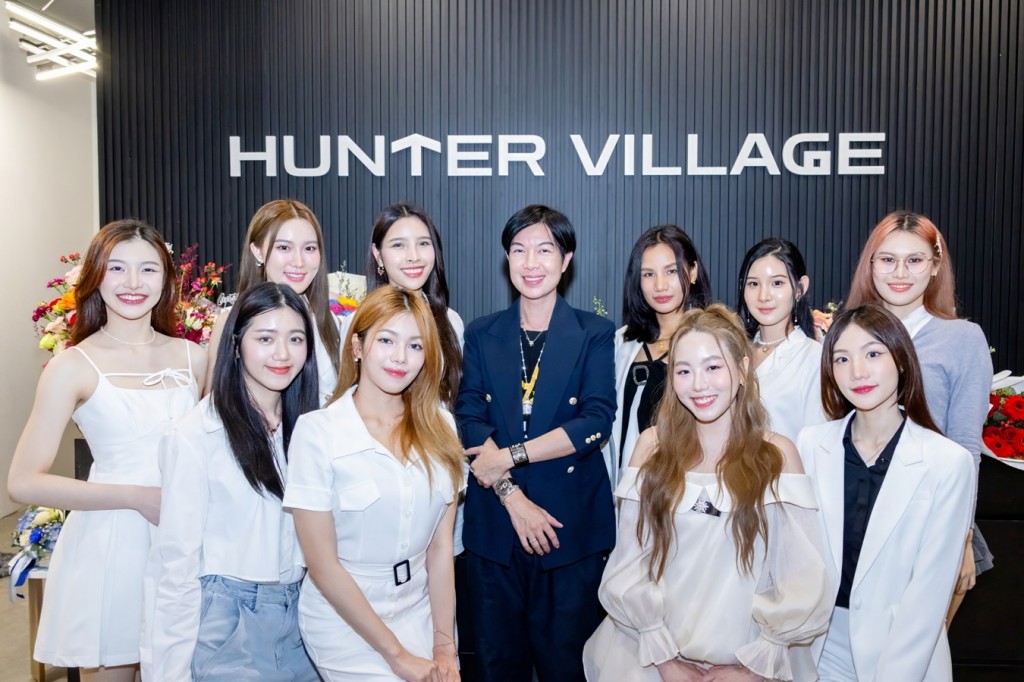 8. เกิร์ลกรุป COSMOS ร่วมแสดงความยินดี กับ พี่โอ๋ ผู้บริหาร STH