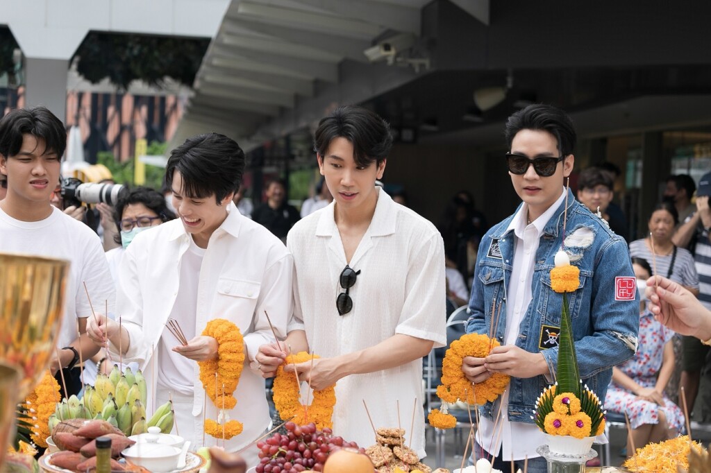 9. มิ ผู้กำกับ และสามนักแสดงจาก เฟื่องนคร พอร์ช - จ๊อบ - คิมม่อน