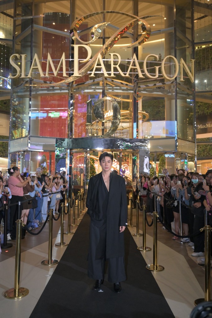 9. แจม-รชตะ ร่วมเดิน Black Carpet งาน Siam Paragon 19th Anniversary The Magical Celebration
