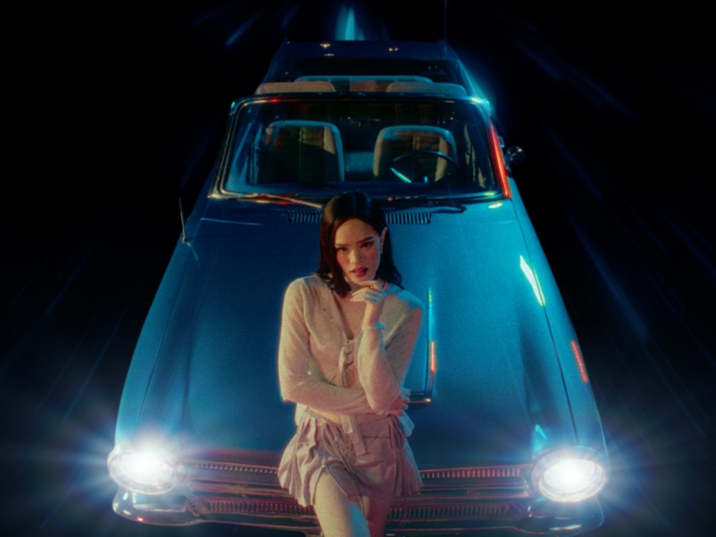 ALLY - OH MY! (Official MV).00_01_52_16.Still057