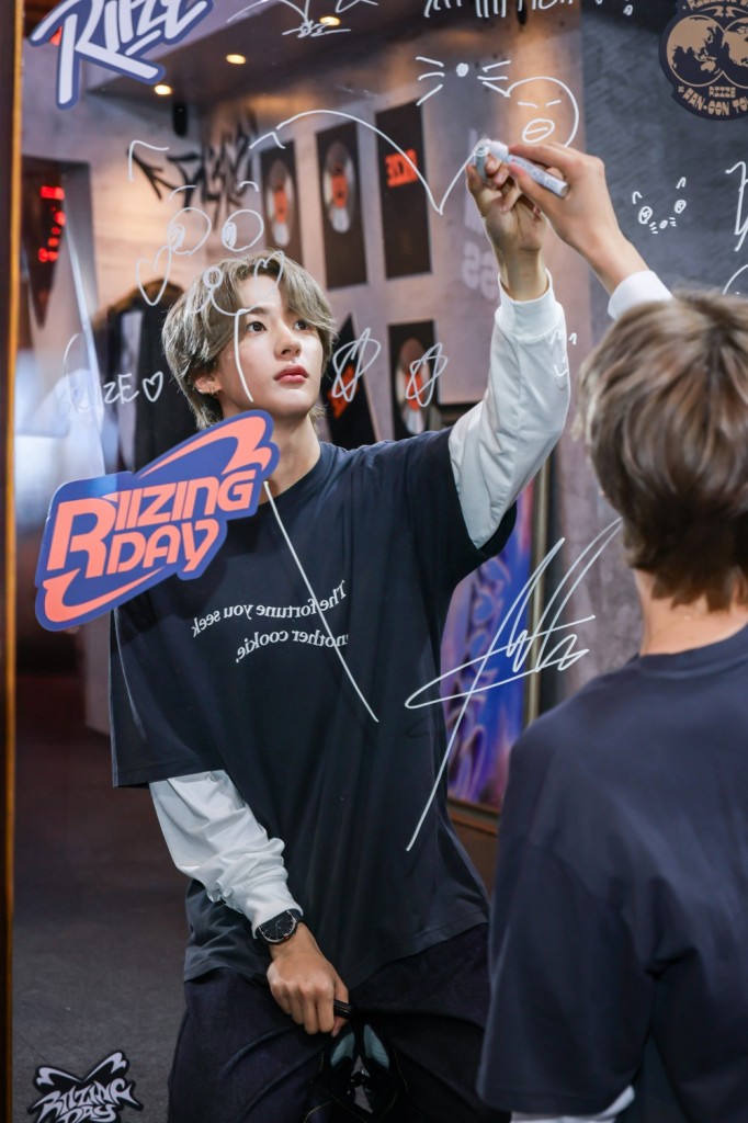 [ANTON (แอนตัน)] เยี่ยมชมป๊อปอัปสโตร์ THE 1ST MINI ALBUM RIIZING POP-UP STORE in BANGKOK by SM True