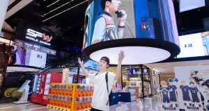 แฟนๆไม่ทันตั้งตัว! B.I (บีไอ) บุก เอส เอฟ เวิล์ด โปรโมทซิงเกิลใหม่  “Tasty” ที่จอยักษ์หน้าโรงหนัง