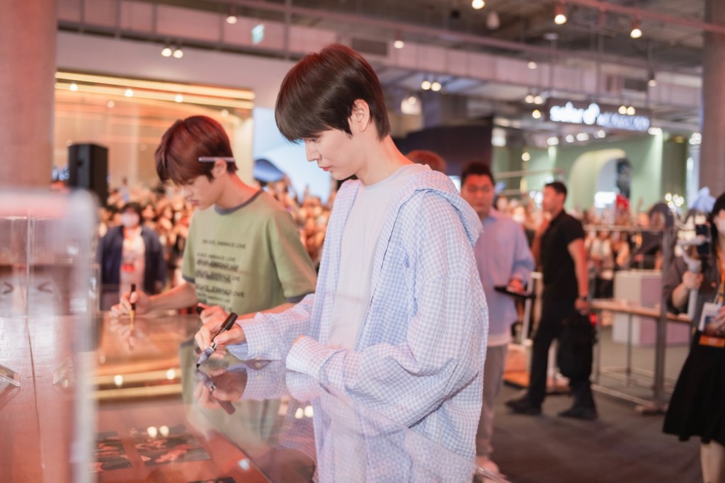 [EUNSEOK (อึนซอก)] เยี่ยมชมป๊อปอัปสโตร์ THE 1ST MINI ALBUM RIIZING POP-UP STORE in BANGKOK by SM True