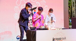 คริส-กัน-ไบร์ท ร่วมสร้างสีสันโชว์สกิลทำอาหารเกาหลีในงาน “K-Food Fair 2022” พร้อมมินิคอนเสิร์ตจาก Serious Bacon, Seven Stars และ PiXXiE