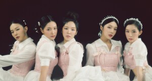 Red Velvet กลับมาอย่างสง่างามในลุค ‘ราชินีแห่งฤดูใบไม้ผลิ’ พร้อมมินิอัลบั้มใหม่ ‘Feel My Rhythm’  ยอดสั่งจองอัลบั้มล่วงหน้าทะลุ 5.1 แสนชุด สร้างสถิติใหม่ของวง!