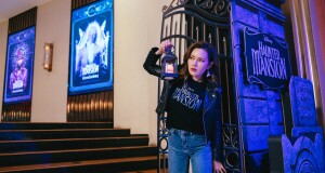 หญิง รฐา ชวนแฟนดิสนีย์เข้าโรงฯ สัมผัสประสบการณ์ดั่งเครื่องเล่นในดิสนีย์แลนด์  กับ “Disney’s Haunted Mansion บ้านชวนเฮี้ยน ผีชวนฮา” หยุดยาวนี้ 27 กรกฎาคม ในโรงภาพยนตร์