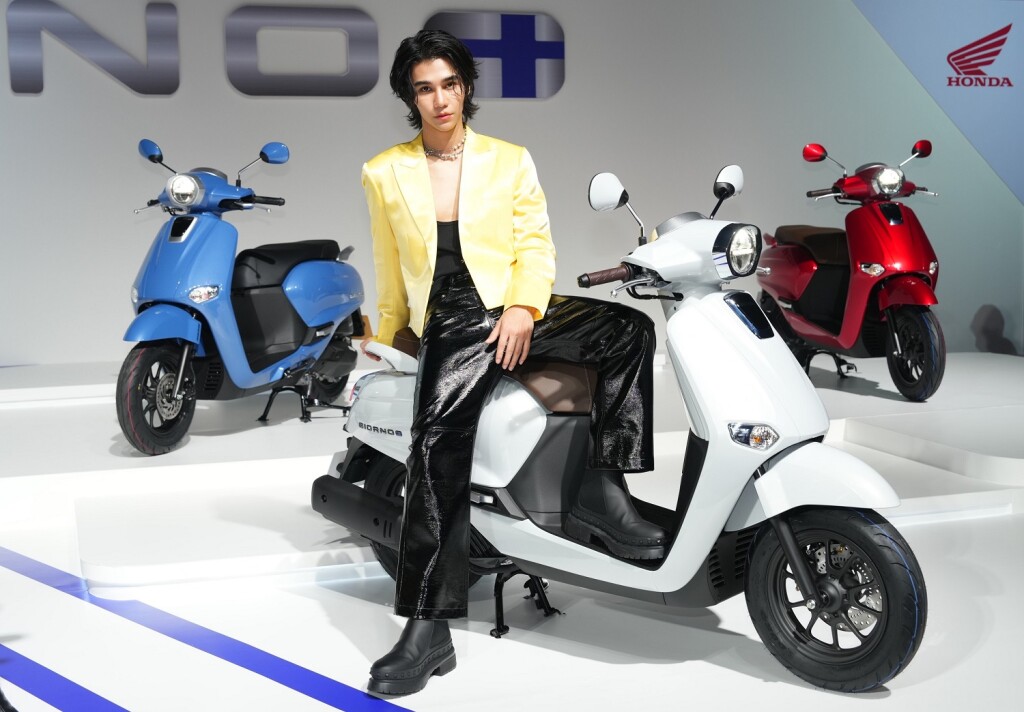 Honda Giorno+ Presenter Opening (2)