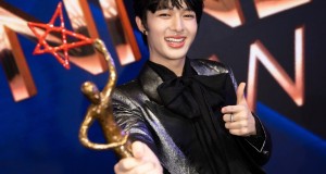 ขวัญใจมหาชนตัวจริง !! สมศักดิ์ศรี ลูกชายแห่งชาติ    “นุนิว ชวรินทร์” คว้ารางวัลสุดภาคภูมิใจ จากเวที “ไนน์เอ็นเตอร์เทนอวอร์ด 2024”