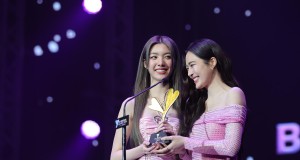 ที่สุดแห่งปี!! “หลิงหลิง – ออม” ควงคู่รับ 3 รางวัลจากงาน  “Y Entertain Awards 2024”