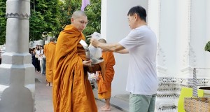 ครอบครัวและแฟนคลับร่วมตักบาตร “พระมิว” พร้อมสร้างศรัทธาให้ทุกคนเข้าวัดทำบุญ