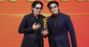 “อัพ ภูมิพัฒน์ – ภูมิ ภูริพันธ์” สุดปัง! บุกพรมแดง โชว์ร้องเพลงสุดเซอร์ไพรส์  อวดโมเม้นต์หวานกลางงาน “FEED Y AWARDS 2024 SOFT POWER UNLIMITED” พร้อมเป็นตัวแทน iQIYI Original “MY STAND-IN ตัวนาย ตัวแทน”  ขึ้นรับรางวัลเพลงประกอบซีรีส์ยอดนิยม