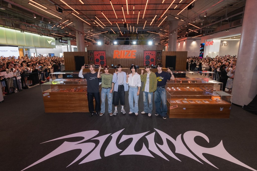[RIIZE (ไรซ์)_ภาพกลุ่ม 1] เยี่ยมชมป๊อปอัปสโตร์ THE 1ST MINI ALBUM RIIZING POP-UP STORE in BANGKOK by SM True