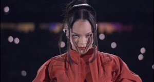 “Rihanna” สร้างโมเมนต์ประวัติศาสตร์คัมแบ็คในรอบ 7 ปี กับโชว์สุดไอคอนิกในงาน  “Super Bowl Halftime Show 2023” เสิร์ฟ Medley 12 เพลงฮิตใน 13 นาทีอันทรงคุณค่าที่โลกต้องจดจำ!