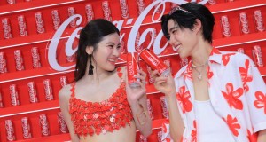 แต้งกิ้ว คุณพีพี! “พีพี–กฤษฏ์” ชวน “ออน–สมฤทัย” แชร์ “โค้ก” แชร์ความสุขให้กัน  ผ่านแคมเปญ “ส่ง Coke ให้” สร้างปรากฏการณ์ใหม่กลางลานเซ็นทรัลเวิลด์!