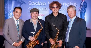 วงการเพลงแจ๊สคึกคักรับต้นปีกับงานแถลงข่าวคอนเสิร์ต “SADAO WATANABE Group 2015 in Bangkok” ของบรมครูแจ๊สระดับแถวหน้าของโลก ซาดาโอะ บรรยากาศอบอวลไปด้วยเพลงแจ๊สอุ่นเครื่องก่อนเจอตัวจริง