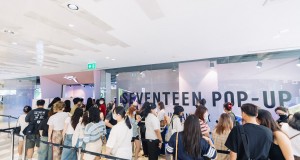 แฟนคลับวง Seventeen ต่อคิวเข้าป๊อปอัพแน่น สะท้อนความร้อนแรงของวงในไทยที่สยามดิสคัฟเวอรี่
