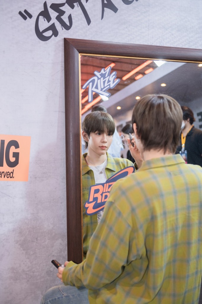 [SHOTARO (โชทาโร่)] เยี่ยมชมป๊อปอัปสโตร์ THE 1ST MINI ALBUM RIIZING POP-UP STORE in BANGKOK by SM True