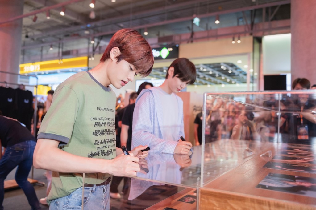 [SOHEE (โซฮี)] เยี่ยมชมป๊อปอัปสโตร์ THE 1ST MINI ALBUM RIIZING POP-UP STORE in BANGKOK by SM True