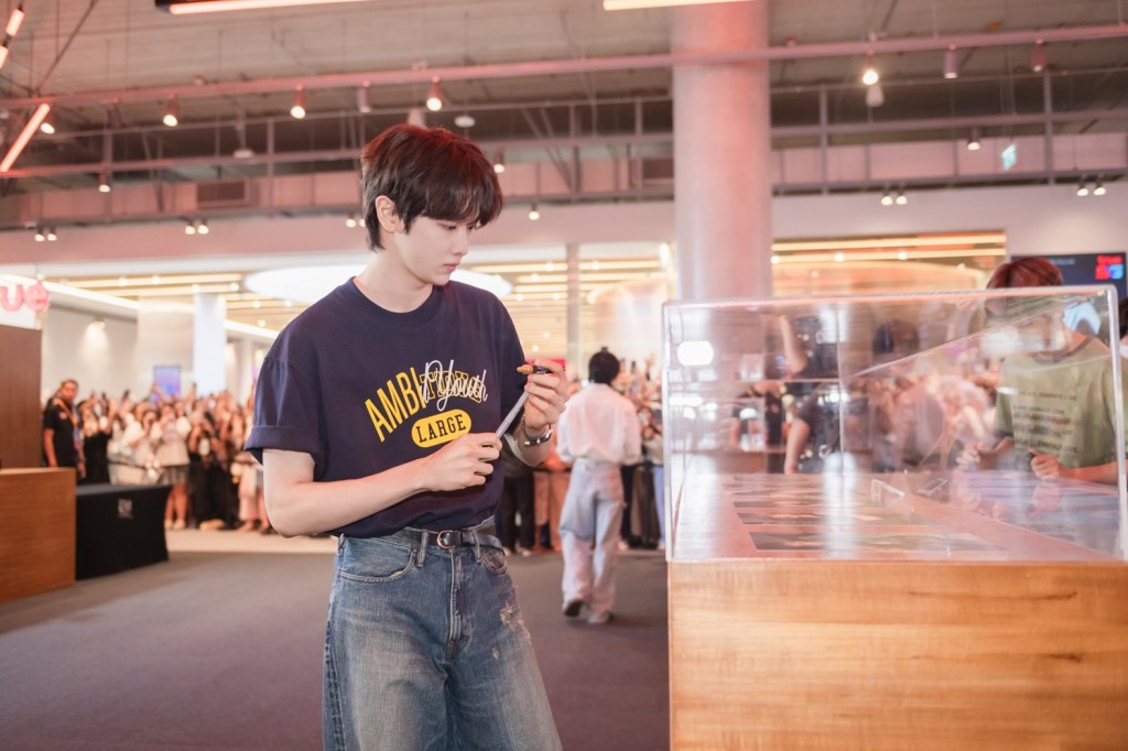 [SUNGCHAN (ซองชาน)] เยี่ยมชมป๊อปอัปสโตร์ THE 1ST MINI ALBUM RIIZING POP-UP STORE in BANGKOK by SM True