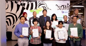 ดีพร้อม เดินหน้าติดอาวุธ ผปก.อุตฯ สร้างสรรค์  เฟ้นหาสุดยอดไอเดียออกแบบผลิตภัณฑ์และวัสดุ สร้างสรรค์ หวังต่อยอดสร้างพลัง Soft Power ดีพร้อม เดินหน้าติดอาวุธ ผปก.อุตฯ สร้างสรรค์  เฟ้นหาสุดยอดไอเดียออกแบบผลิตภัณฑ์และวัสดุ สร้างสรรค์ หวังต่อยอดสร้างพลัง Soft Power