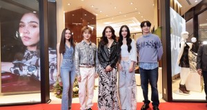 ชมพู่ อารยา ในฐานะ GUESS Girl Thailand นำทัพดารา เดียร์น่า – โยชิ – นุนิว – กองทัพ พีค อัปเดตเทรนด์แฟชั่นใหม่ ที่ GUESS Flagship Store คอนเซ็ปต์ใหม่ที่แรกของโลก ชั้น 1 ศูนย์การค้าเซ็นทรัลเวิลด์