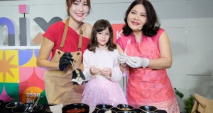 กวาง ฟ้ารุ่ง – ผัดไท ควงคู่ลูกสาว เปิดประสบการณ์เมนูสุดฟิน กับ “COOKING CLASS สุดเอ็กซ์คลูซีฟ โดย เชฟแมน และ คุณหรีด BY KTC” @Phenix กวาง ฟ้ารุ่ง – ผัดไท ควงคู่ลูกสาว เปิดประสบการณ์เมนูสุดฟิน กับ “COOKING CLASS สุดเอ็กซ์คลูซีฟ โดย เชฟแมน และ คุณหรีด BY KTC” @Phenix
