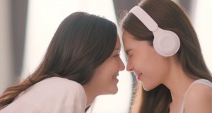 จุดเริ่มต้นของความรักกับโชคชะตาระหว่าง เสียงเพลง (ซอนญ่า ศรัณย์ภัทร์) และ วันวิวาห์ (ลูกหมี ปัญญาพัชร)  ใน “AFFAIR รักเล่นกล” Ep.1