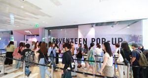 ชาวกะรัตไทย-ต่างชาติ วง SEVENTEEN ต่อคิวเข้าป๊อปอัพ  “SEVENTEEN RIGHT HERE IN BANGKOK POP-UP” ที่สยามดิสคัฟเวอรี่แน่น  ก่อนเตรียมไปสนุกสุดมันในคอนเสิร์ต