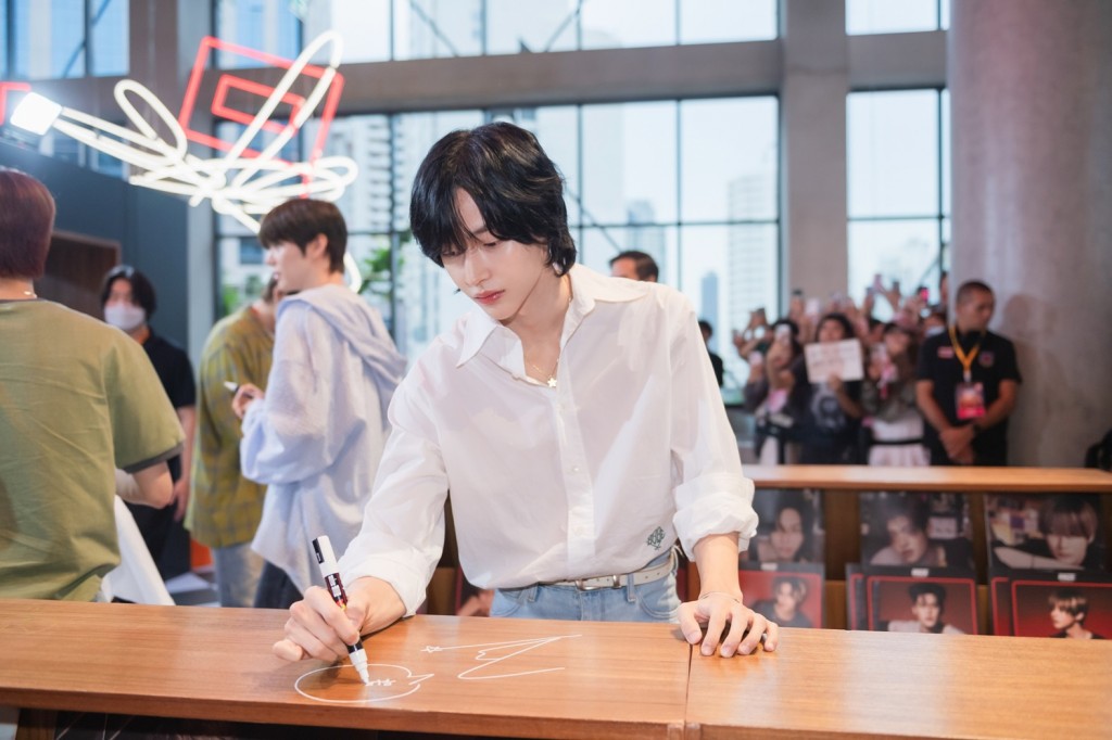 [WONBIN (วอนบิน)] เยี่ยมชมป๊อปอัปสโตร์ THE 1ST MINI ALBUM RIIZING POP-UP STORE in BANGKOK by SM True