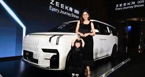 ทั้งปังทั้งแกลม! “ชมพู่ อารยา – น้องแอบิเกล” ร่วมงานเปิดตัว ZEEKR 009 เอ็มพีวีไฟฟ้าสุดหรู พร้อม แจ๊กกี้ – จักริน, แพทริเซีย กู๊ด, แมทธิว กู๊ด, ท็อป – ณัฐเศรษฐ์ และ โอปอล์ – พลอยพัชชา, จีน – อิทธิฤทธิ์, จิงจิง – วริศรา, กัปตัน – ชลธร และ พลอย – ชวพร
