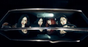 aespa เขียน ‘Drama’ ที่ทุกเรื่องราวเริ่มต้นจากตัวเอง ในมินิอัลบั้มชุดที่ 4  พร้อมเพลงไตเติลแนวฮิปฮอป แดนซ์ ‘Drama’ เปี่ยมล้นด้วยความมั่นใจ และการแสดงราวกับละคร