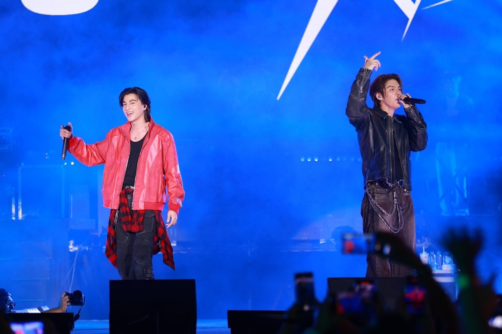 กลัฟ-คณาวุฒิ และ ไบร์ท-วชิรวิชญ์ ร่วมฉลองคริสต์มาสสุดยิ่งใหญ่ “SIAM PARAGON THE MAGICAL CELEBRATION” (2)
