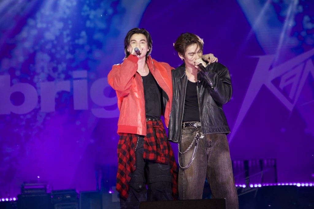 กลัฟ-คณาวุฒิ และ ไบร์ท-วชิรวิชญ์ ร่วมฉลองคริสต์มาสสุดยิ่งใหญ่ “SIAM PARAGON THE MAGICAL CELEBRATION” (8)