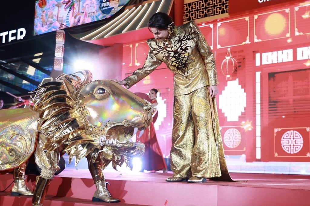 กลัฟ - คณาวุฒิ ไตรพิพัฒนพงษ์ ร่วมงาน Siam Paragon Golden Prosperous Chinese New Year 2024 (3)