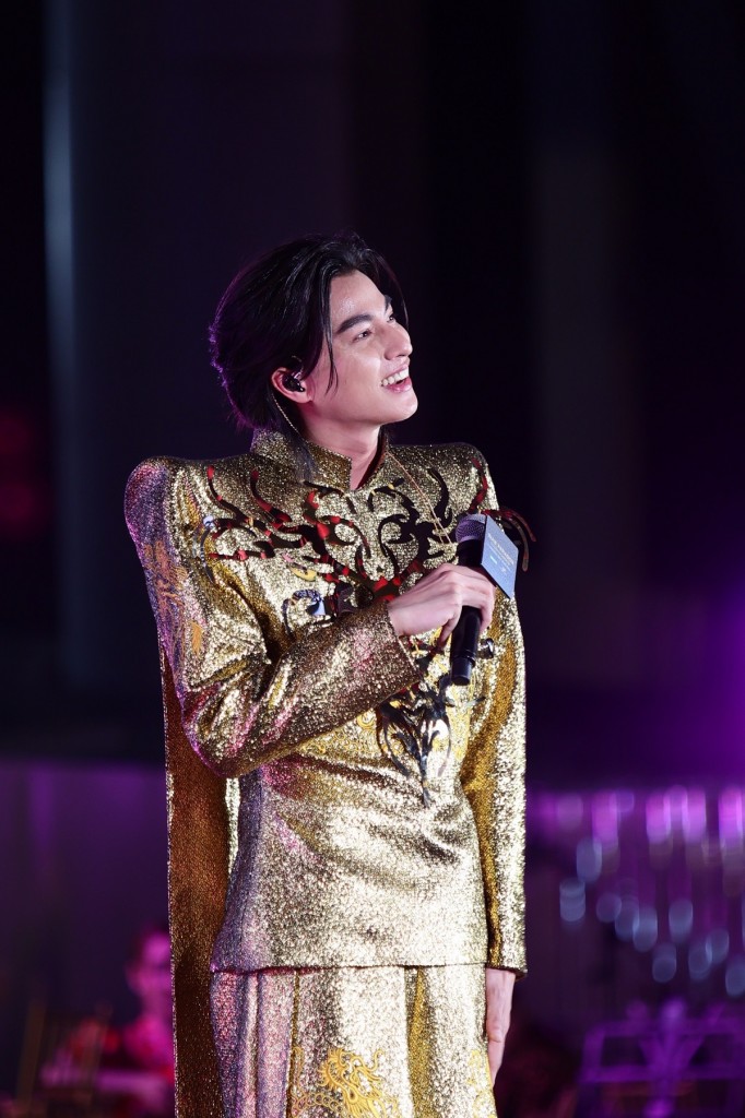 กลัฟ - คณาวุฒิ ไตรพิพัฒนพงษ์ ร่วมพิเศษในงาน Siam Paragon Golden Prosperous Chinese New Year 2024 (6)