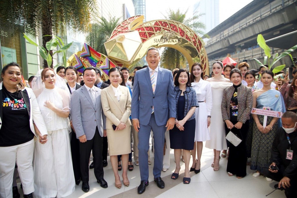 คุณเศรษฐา ทวีสิน ร่วมขบวนแห่คู่สมรส