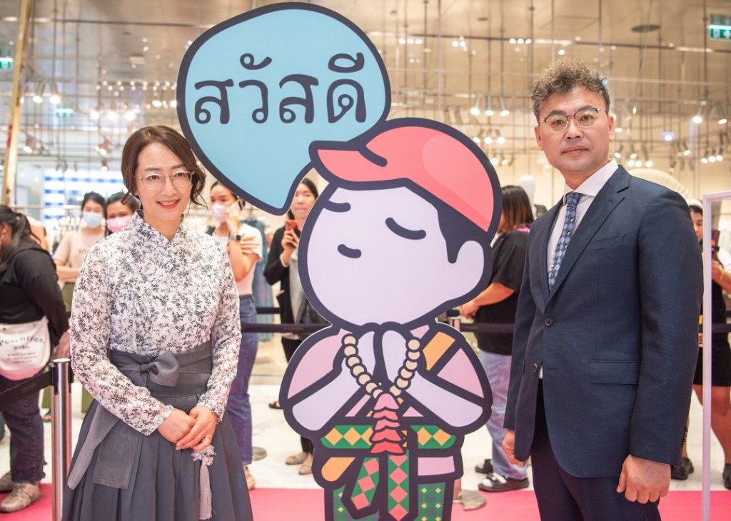 คุณแม่ คัง อึนจู และคุณพ่อ ชเว ดงฮุน มาคอยต_0