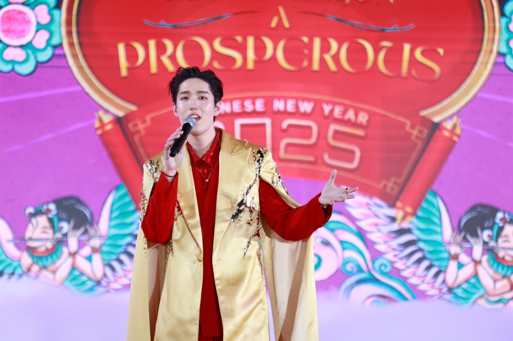 ต่อ ธนภพ โชว์บทเพลงพิเศษในงาน Siam Paragon A Prosperous Chinese New Year 2025 (4)