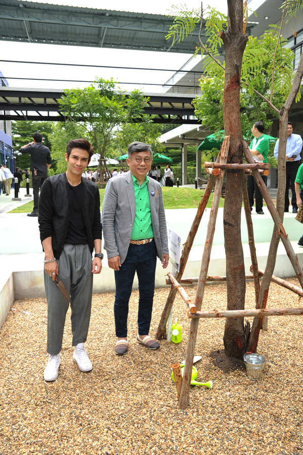 ต่าย-นัฐฐพนท์ ลียะวณิช ร่วมปลูกต้นไม้กับคุณเอนก จงเสถียร