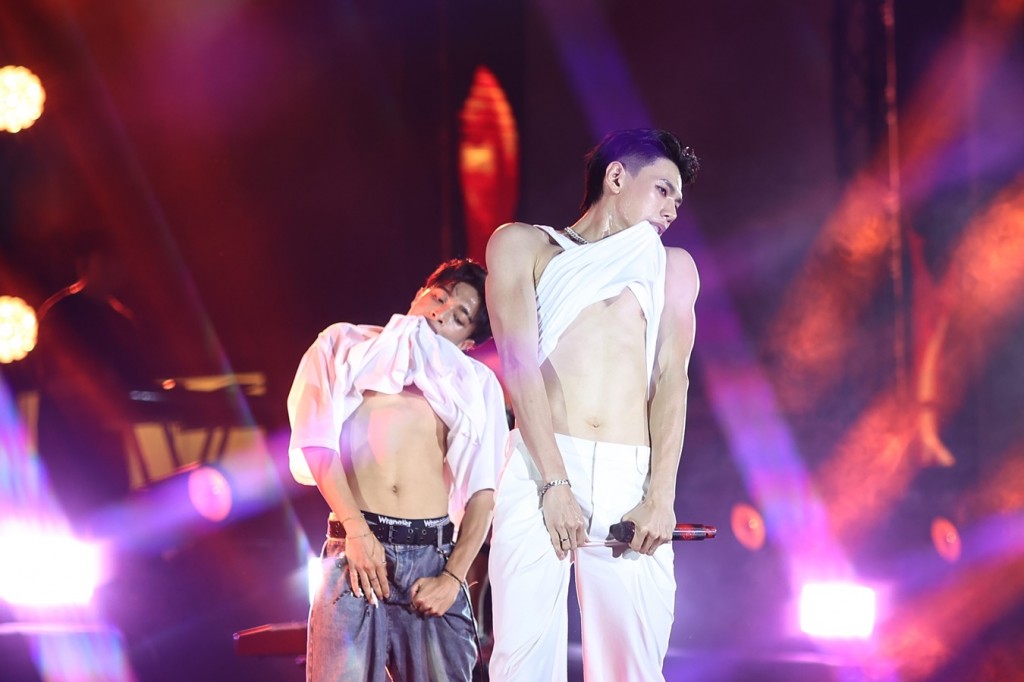 ต้าห์อู๋ จัดเต็มความสนุกแบบอันลิมิตบนเวที SIAM PARAGON THE MAGICAL COUNTDOWN CELEBRATION 2025 (14)