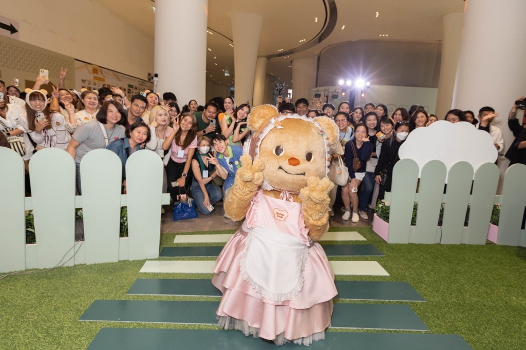 น้องเนยร่วมถ่ายภาพกับพี่ๆ สื่อมวลชน