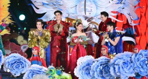 วัน แบงค็อก เฉลิมฉลองตรุษจีนครั้งยิ่งใหญ่สุดตระการตา  จัดงาน “ONE DYNASTY” Chinese New Year Celebration 2025 ต้อนรับปีมะเส็ง  ครั้งแรกในรูปแบบ Performance Show สุดอลังการที่จัดเต็มทั้งแสง สี เสียง และเครื่องแต่งกาย นำโดยเหล่าซูเปอร์สตาร์ชั้นนำ ใบเฟิร์น-พิมพ์ชนก, ต้าห์อู๋-ออฟโรด, เจเจ-กฤษณภูมิ และสกาย-วงศ์รวี