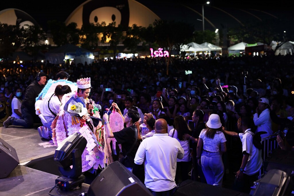 บรรยากาศแม่ ๆ มอบพวงมาลัย