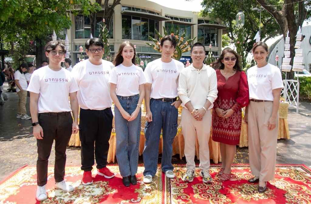 ผู้กำกับ ผู้จัดและทีมนักแสดงนำ ถ่ายภาพหมู่ร่วมกัน