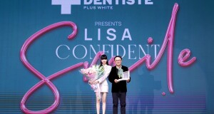 บลิ๊งค์ฟิน! ลิซ่าแจกยิ้มรัวๆ สร้างปรากฏการณ์ยิ้มสวย ฟันขาวมั่นใจกับยาสีฟันพรีเมียม เดนทิสเต้ ในงาน ‘LISA’ Special Greet: “DENTISTE’ Presents Confident Smile with LISA”