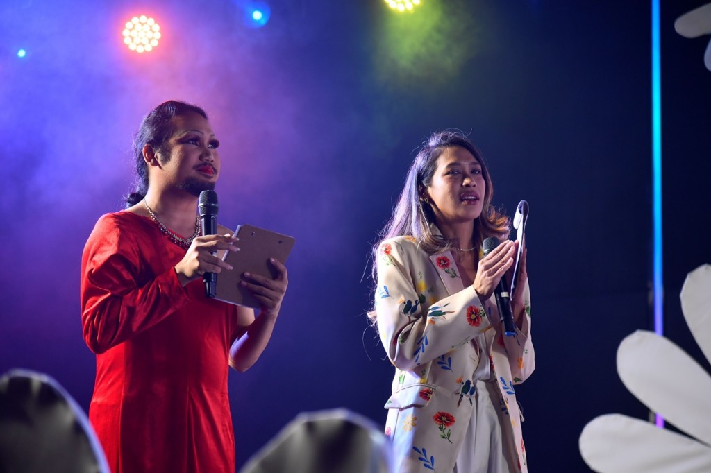 พิธีกร  ทราย เจริญปุระ และ แรปเตอร์ สิรภพ