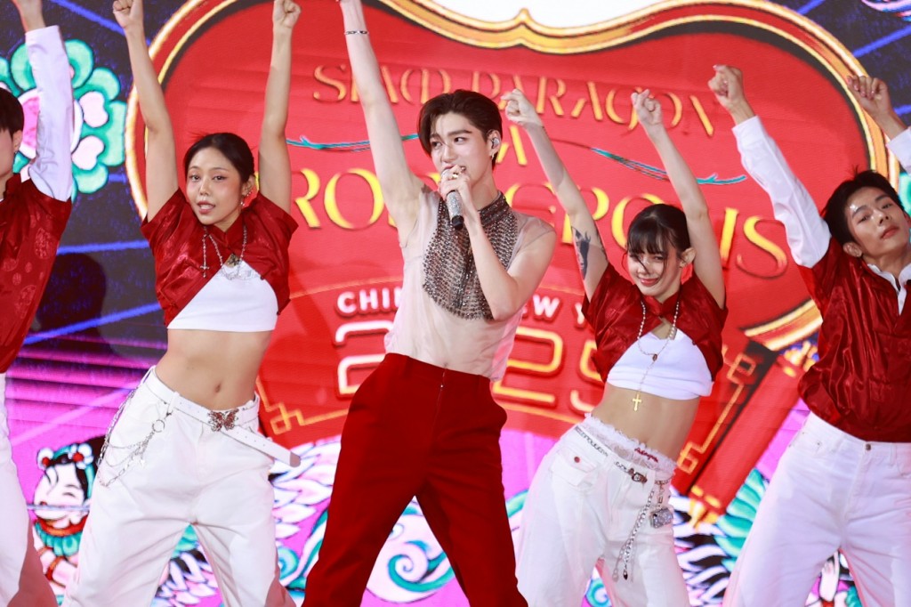 พีพี กฤษฏ์ โชว์บทเพลงพิเศษในงาน Siam Paragon A Prosperous Chinese New Year 2025 (5)