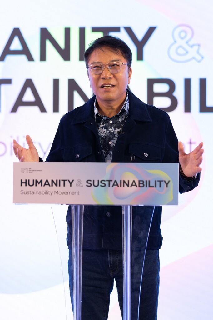 [ภาพ Executive Producer 'ซูมาน ลี' (Soo-Man Lee)] การประชุม ‘SM Sustainability Forum’