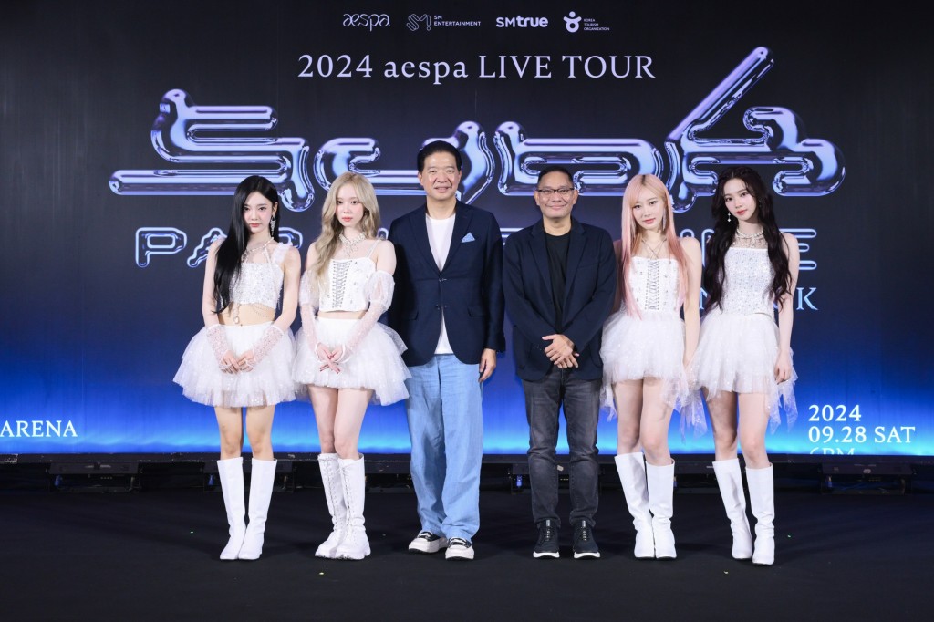 (ภาพ aespa กับคุณเทพ สินธวานนท์ และคุณพีรธน เกษมศรี ณ อยุธยา) งานแถลงข่าว 2024 aespa LIVE TOUR SYNK PARALLEL LINE in BANGKOK